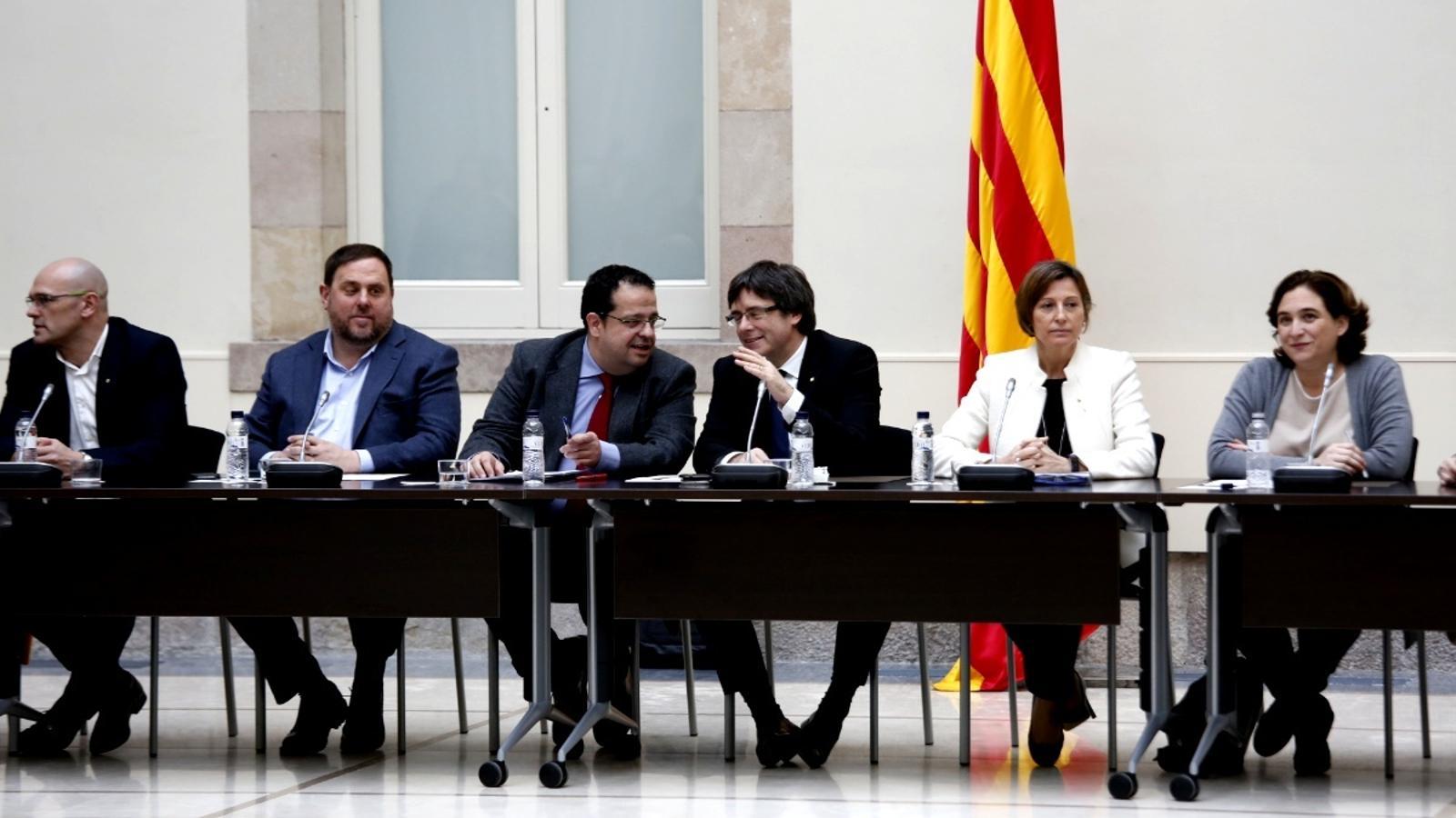 El president de la Generalitat, Carles Puigdemont, acompanyat del coordinador del Pacte Nacional pel Referèndum, Joan Ignasi Elena / FRANCESC MELCION