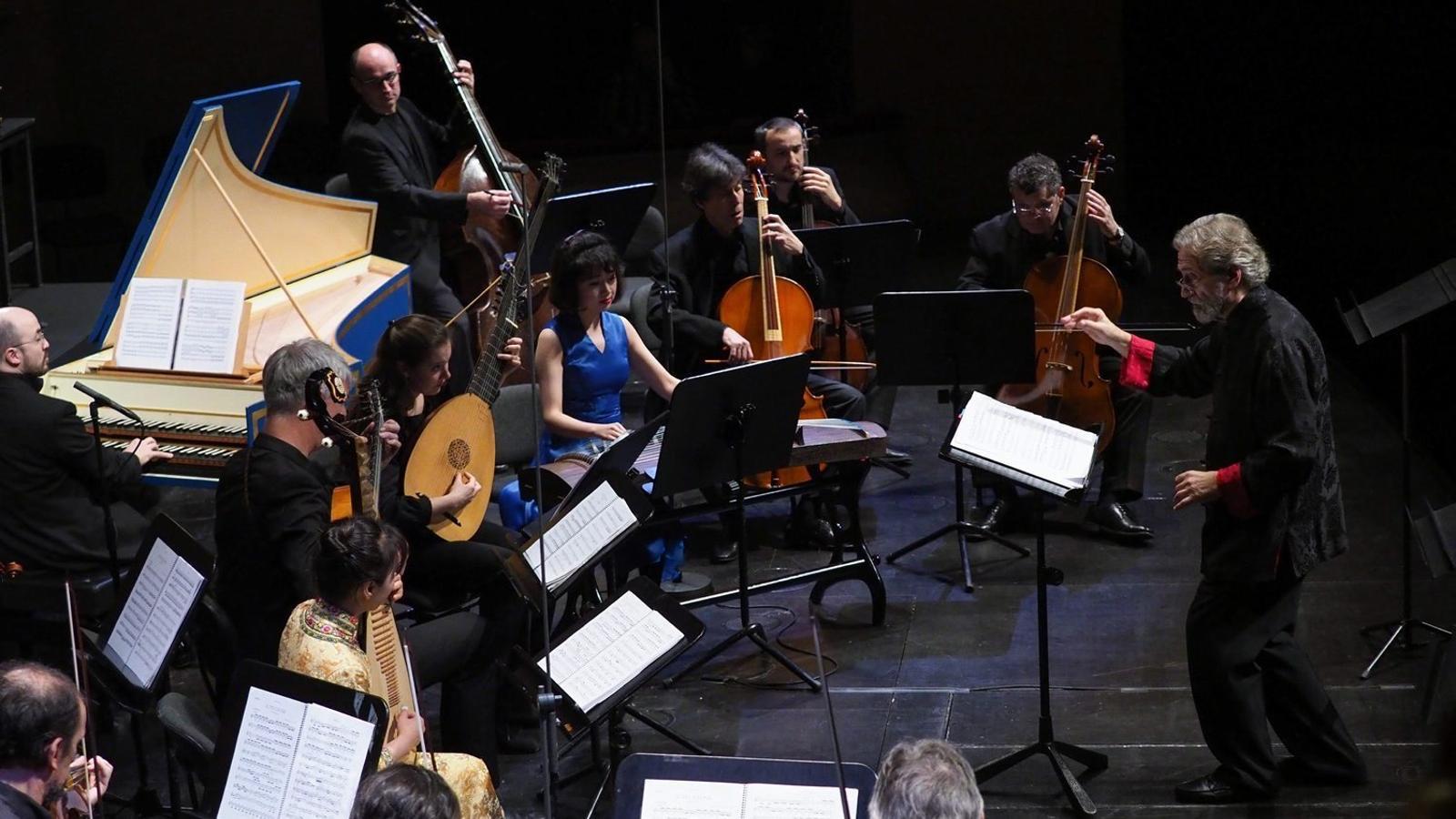 Jordi Savall i Le Concert des Nations durant la interpretació de Teuzzone. / A. BOFILL / GRAN TEATRE DEL LICEU