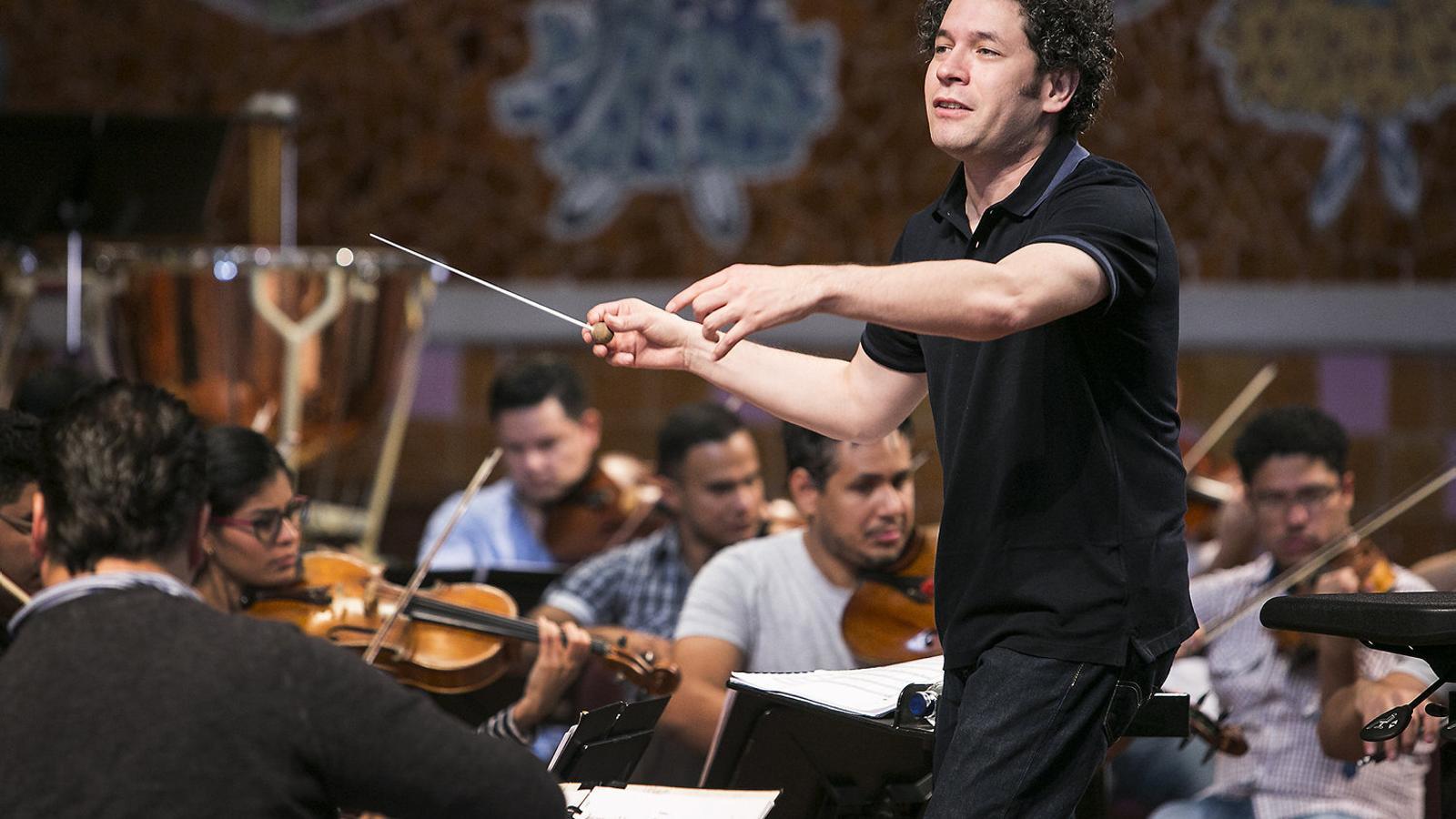 El director veneçolà Gustavo Dudamel durant un assaig amb l’Orquestra Simfònica Simón Bolívar, ahir al Palau de la Música.