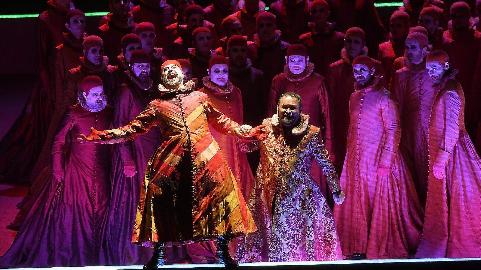 El baríton Carlos Álvarez (Rigoletto) i el tenor Javier Camarena (Duc de Màntua) en la representació de l’òpera de Verdi al Liceu. / A. BOFILL / GRAN TEATRE DEL LICEU
