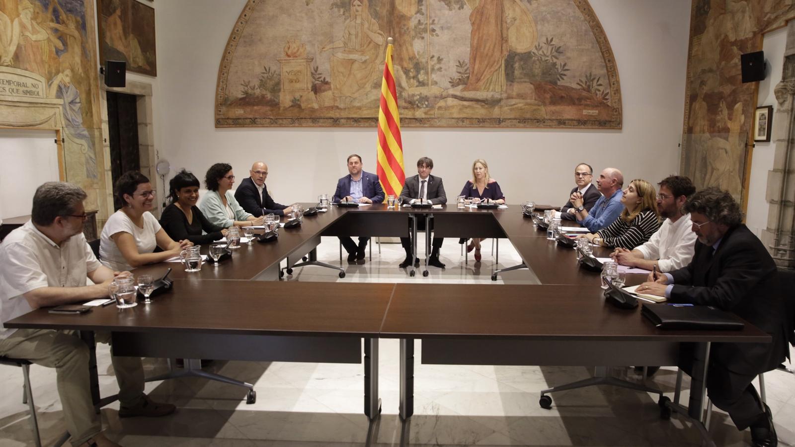 En marxa la cimera de partits al Palau de la Generalitat per abordar el referèndum unilateral