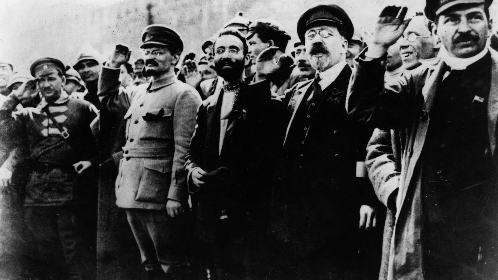 Trotski i Stalin manifestant-se a Petrograd