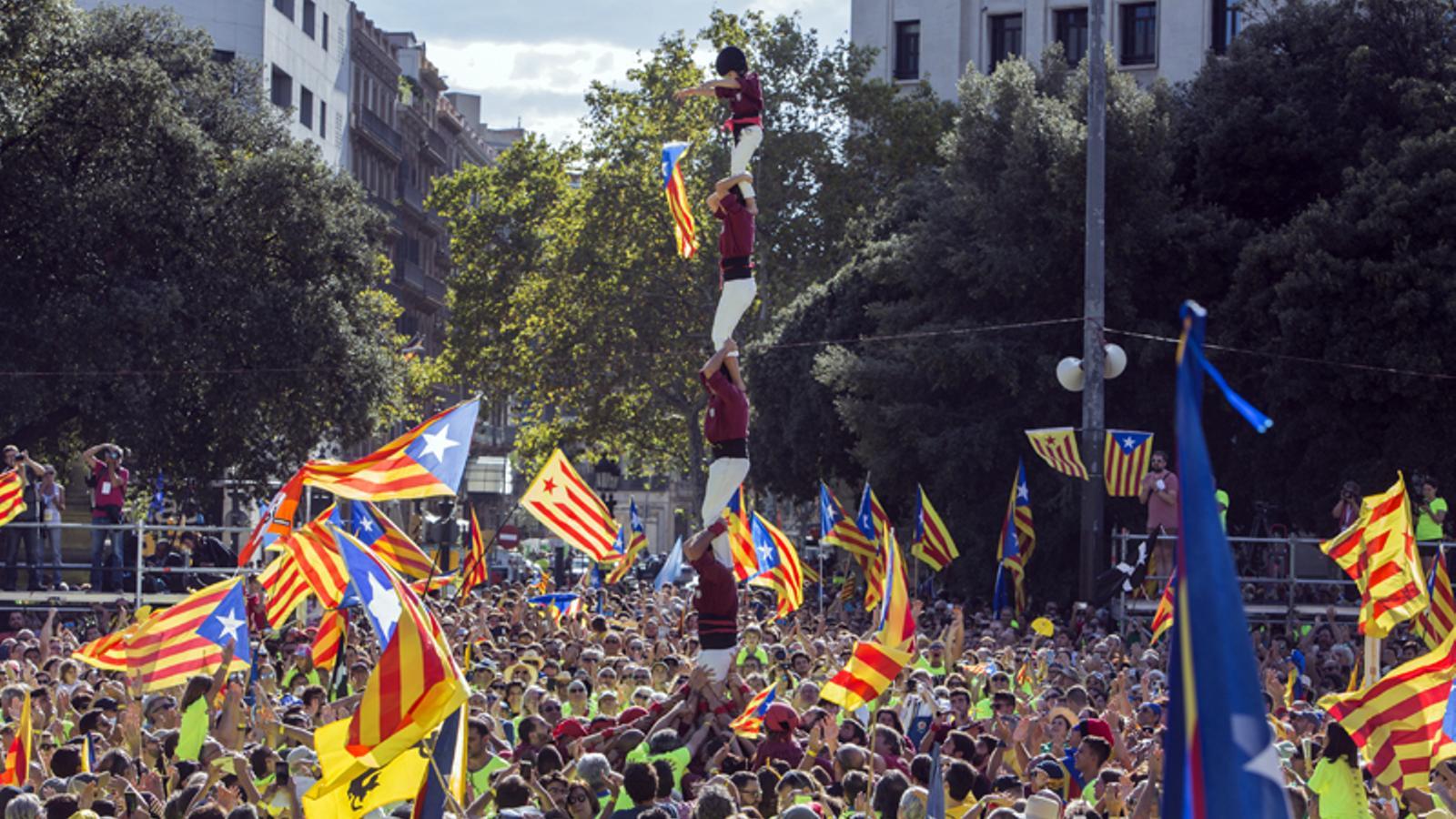 Castells-manifestacio-motiu-Diada-Catalunya_1867623492_46858076_766x565.jpg