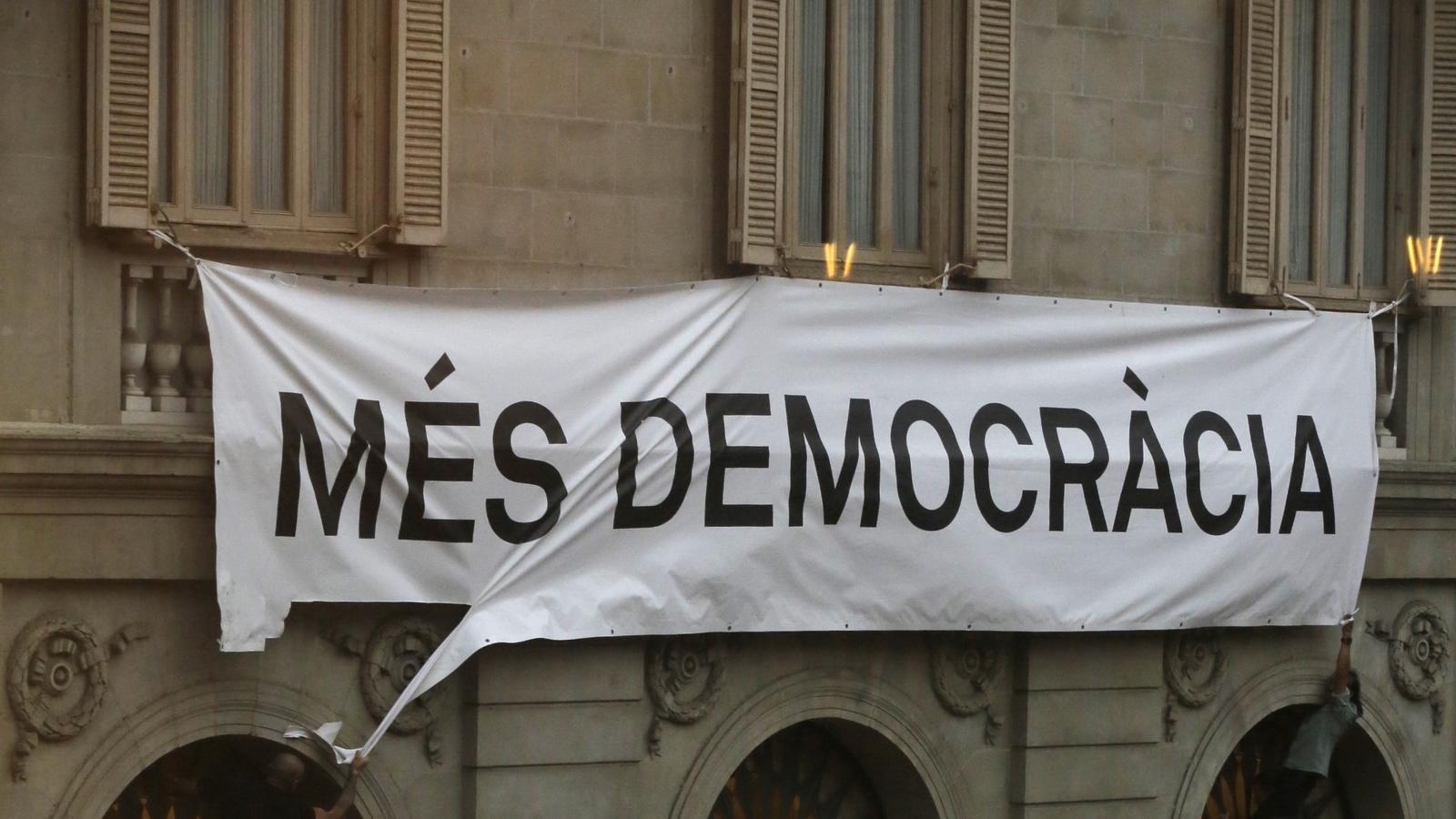 Resultado de imagen para pancarta de MÉS DEMOCRÀCIA
