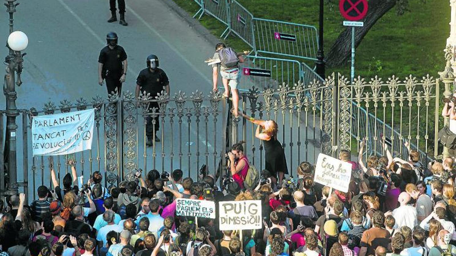 Manifestantes de los indignados delante del Parque de la Ciutadella en los hechos que se conocieron como el 'Setge al Parlament',  en junio del 2011 / JORDI PIZARRO