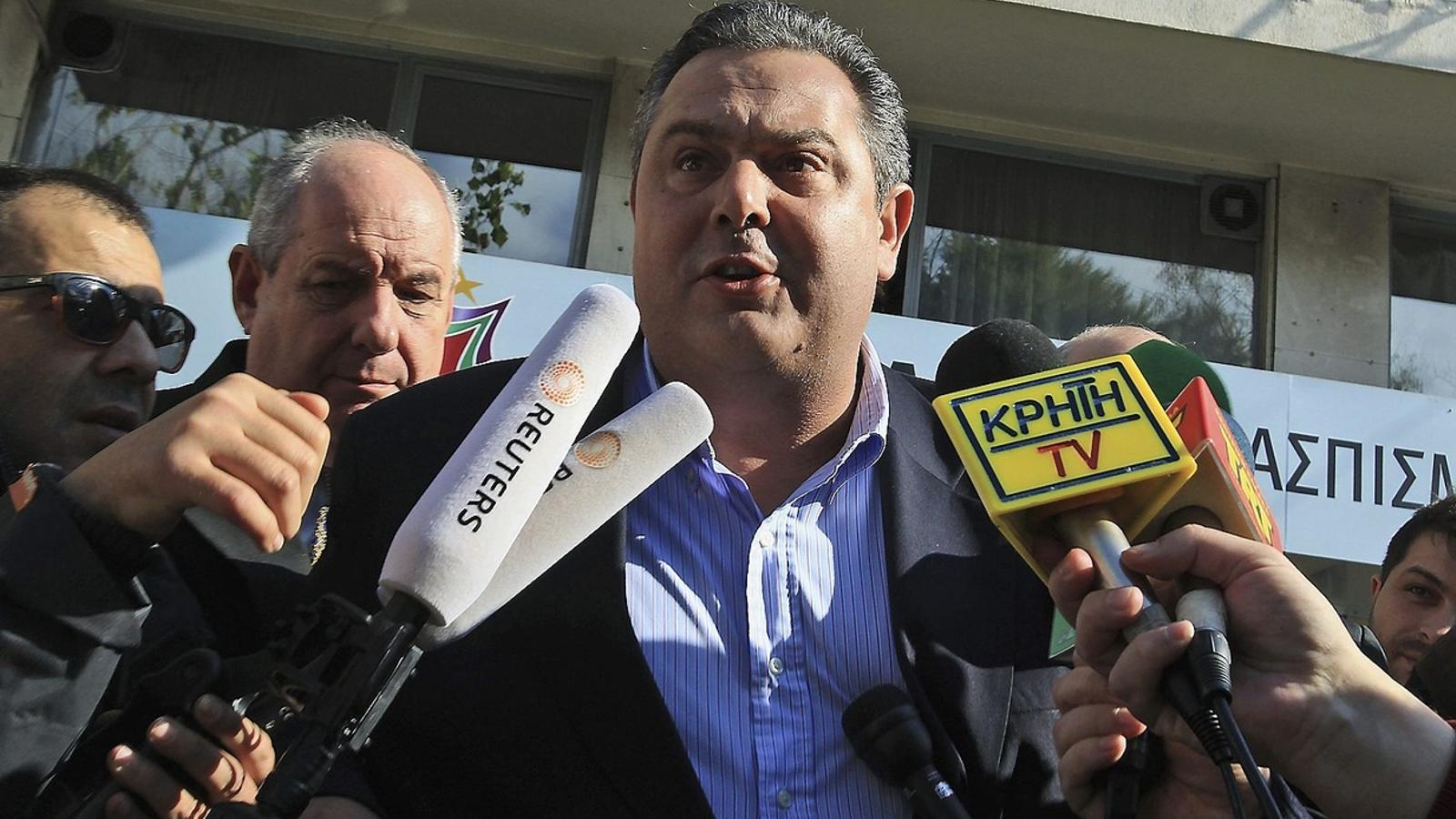 El líder de Grecs Independents, Panos Kammenos, ahir sortint de la seu de Syriza. / SIMELA PANTZARTZI / EFE