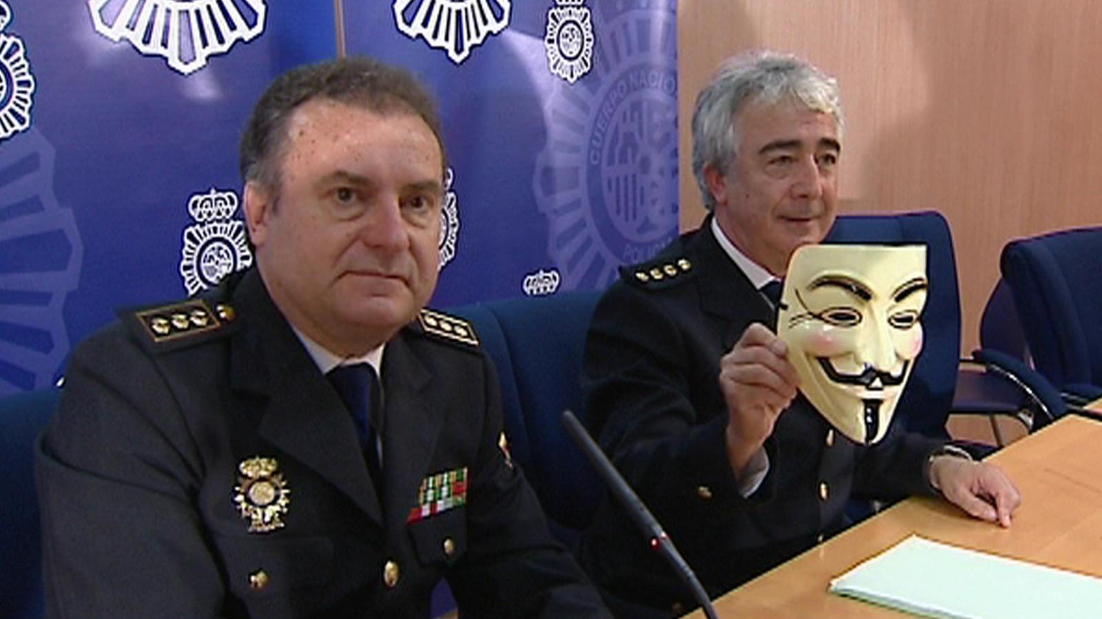 L'actual director del CITCO i excap dela UDEF, José Luis Olivera, a l'esquerra, en primer pla, en una roda de premsa sobre una detenció de 'hacktivistes' / EFE