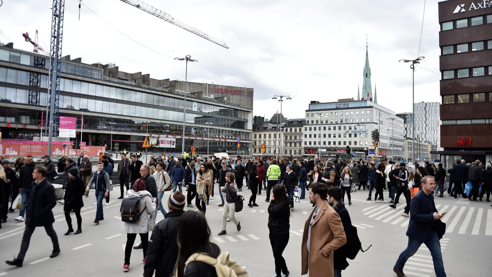 El centre d'Estocolm estava ple de gent en el moment de l'atac / TT NEWS AGENCY / REUTERS
