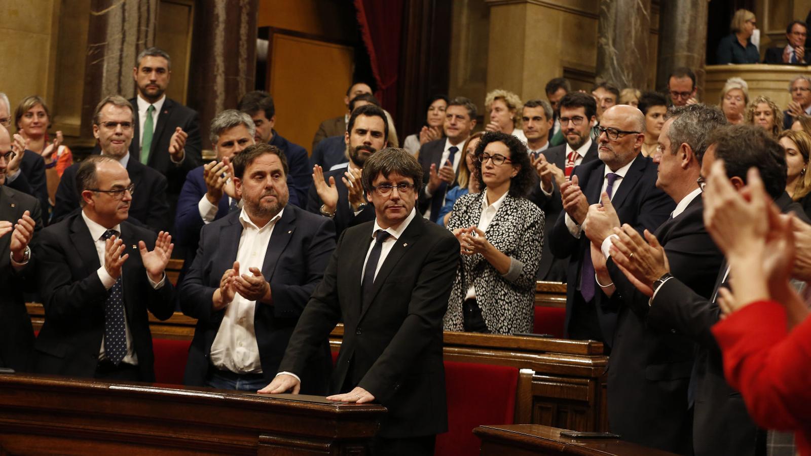 El presidente Carles Puigdemont ayer en el pleno del Parlamento, aplaudido por el grupo de Juntos por Sí.