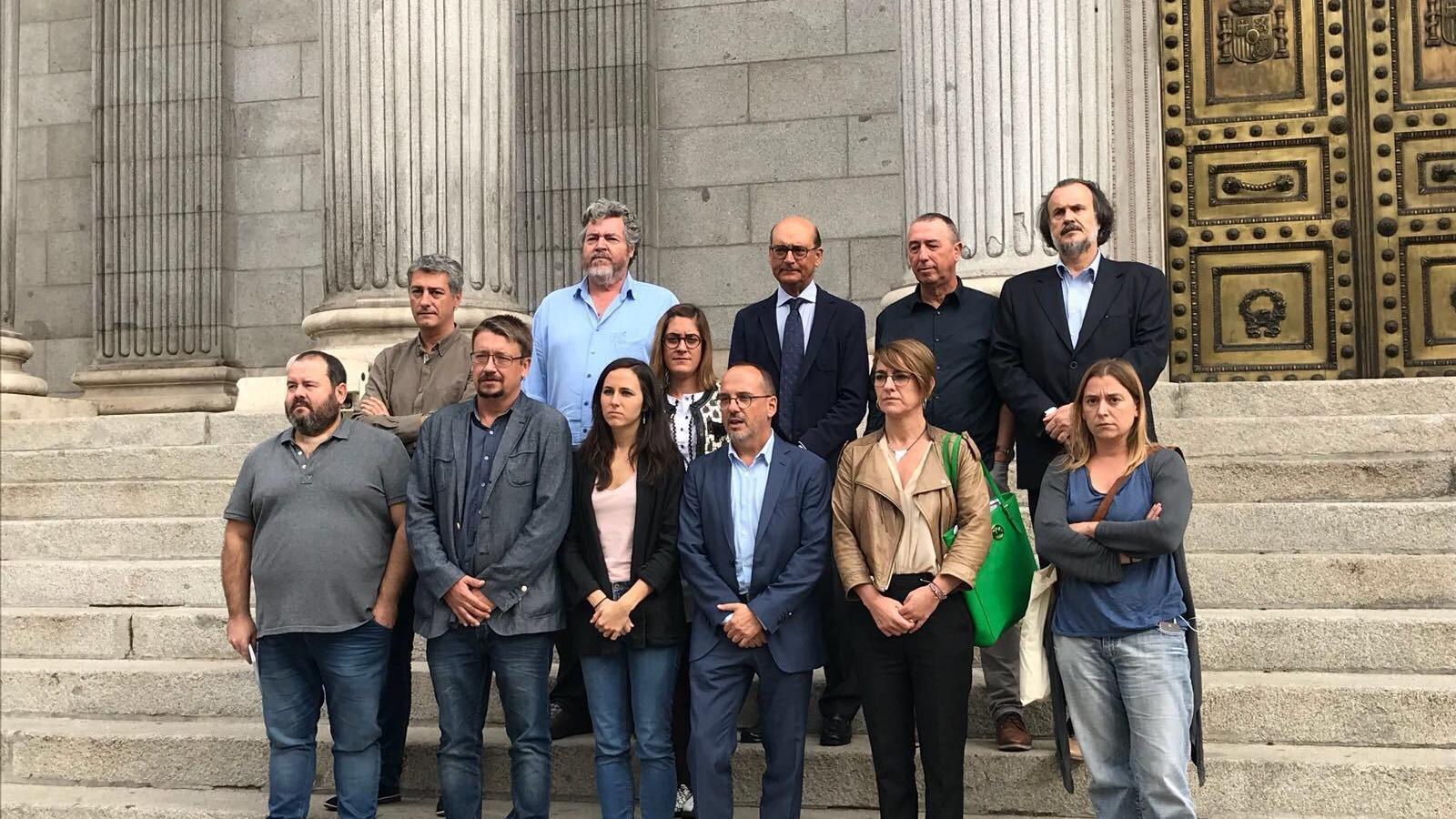 AXJ SPAIN : CATALAN GOVERNMENT POLITICAL PRISONERS LOCKED UP Concentracio-lempresonament-Sanchez-Cuixart-Congres_1889221255_47908879_1500x1000