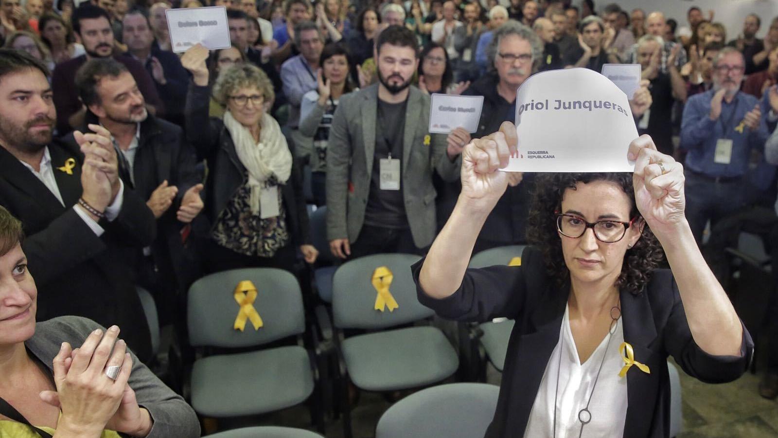 Marta Rovira ensenya un cartell amb el nom d'Oriol Junqueras, empresonat aquesta setmana