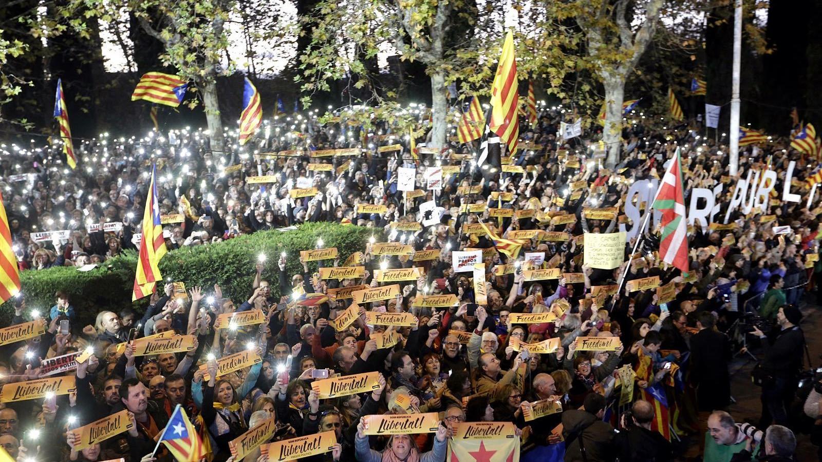 Los manifestantes, con los móviles encendidos y las pancartas pidiendo libertad / MANOLO GARCÍA