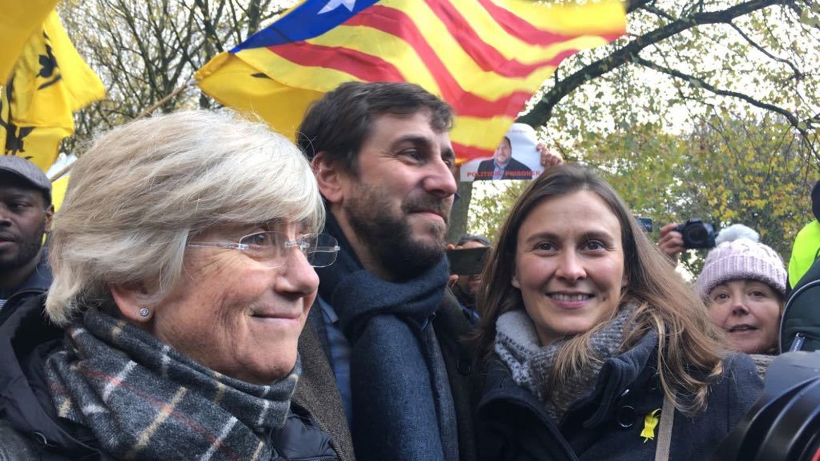 Els consellers Clara Ponsetí, Toni Comín i Meritxell Serret, a la manifestació d'avui a Brussel·les. / LAIA FORÈS