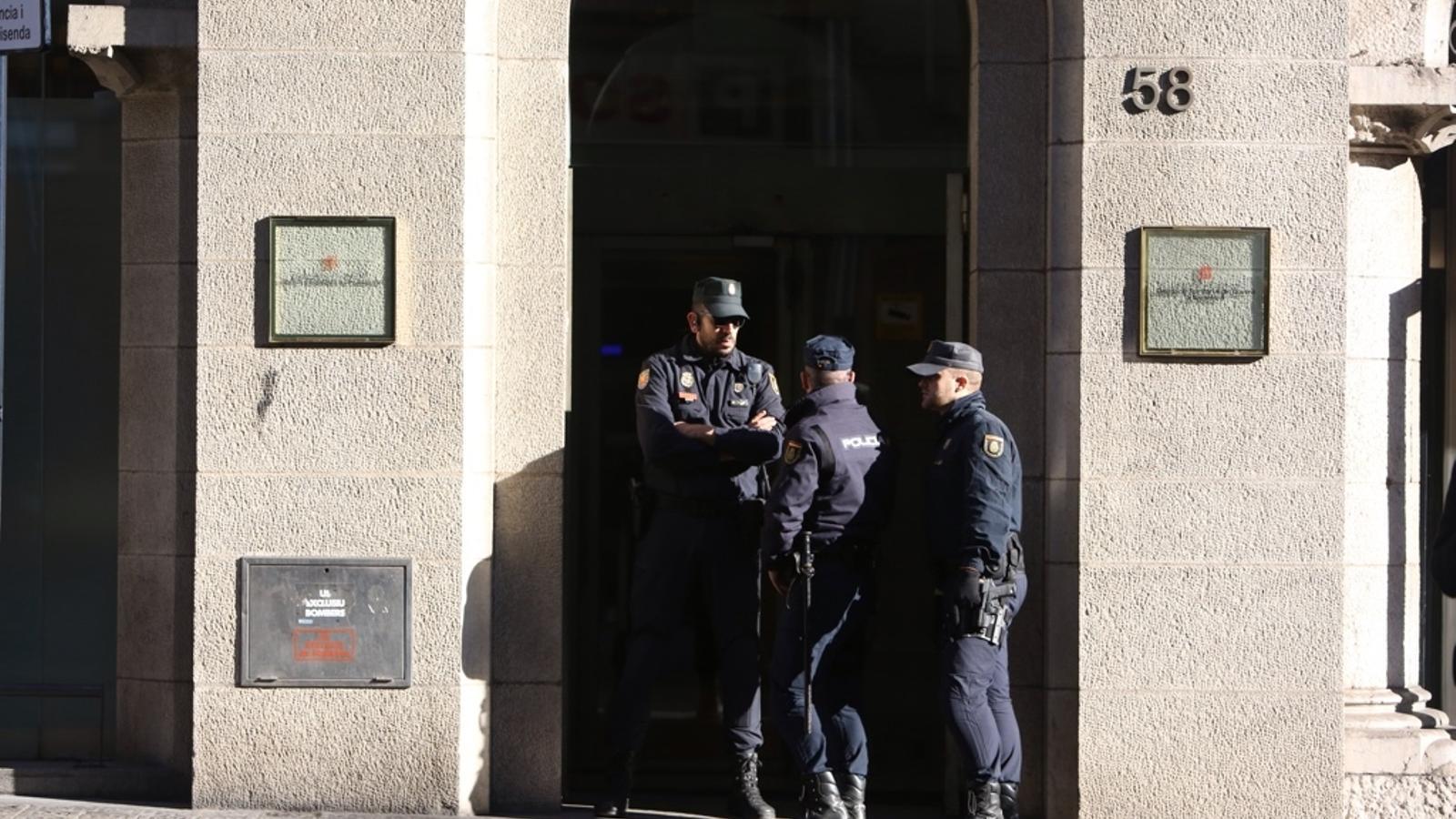 Agents de la Policia Nacional aquest matí a la porta d'entrada de l'Idescat / CÈLIA ATSET