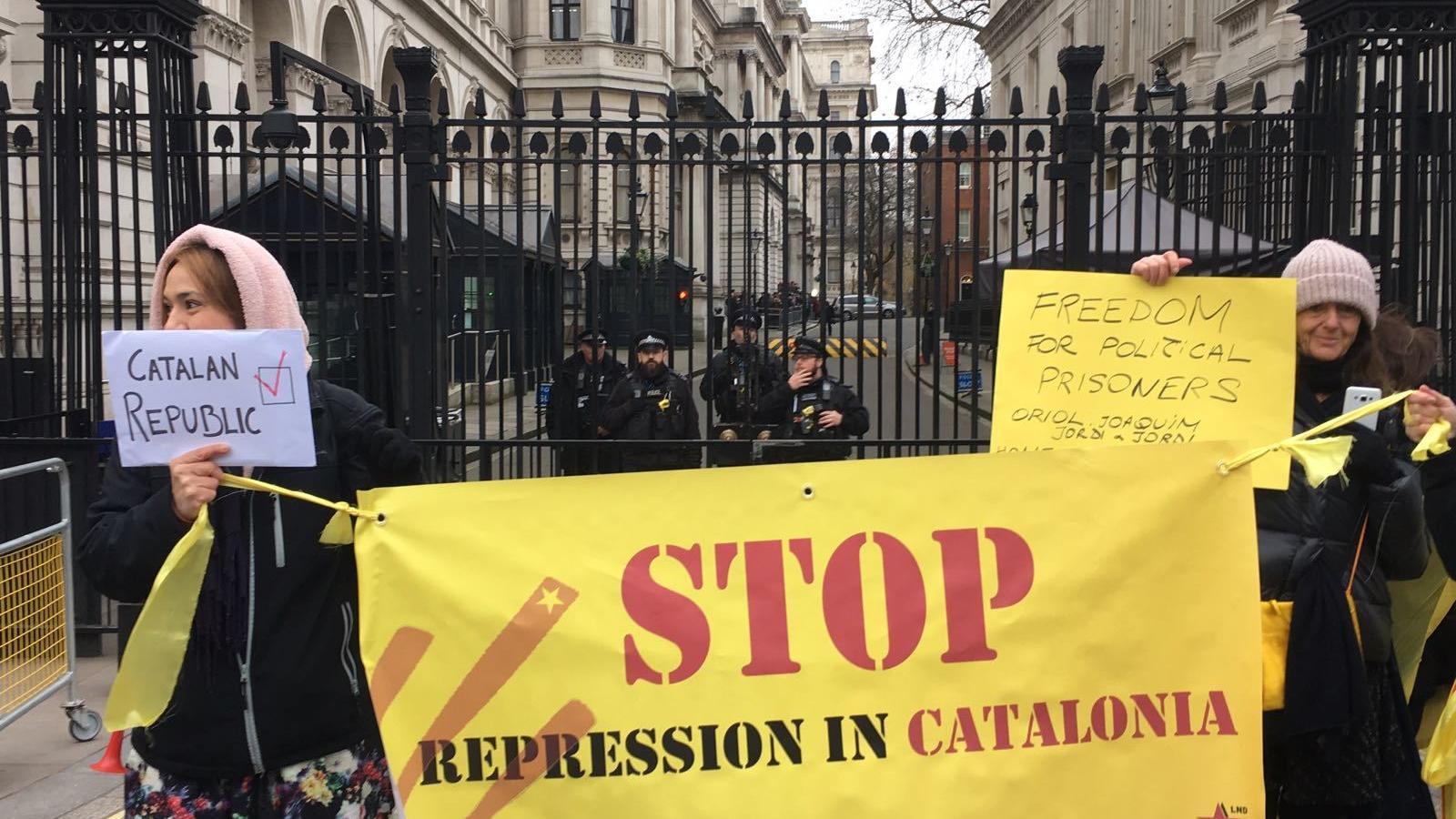 La porta d'entrada a Downing Street ha acollit aquest matí una protesta per la llibertat dels presos polítics catalans / C.S.