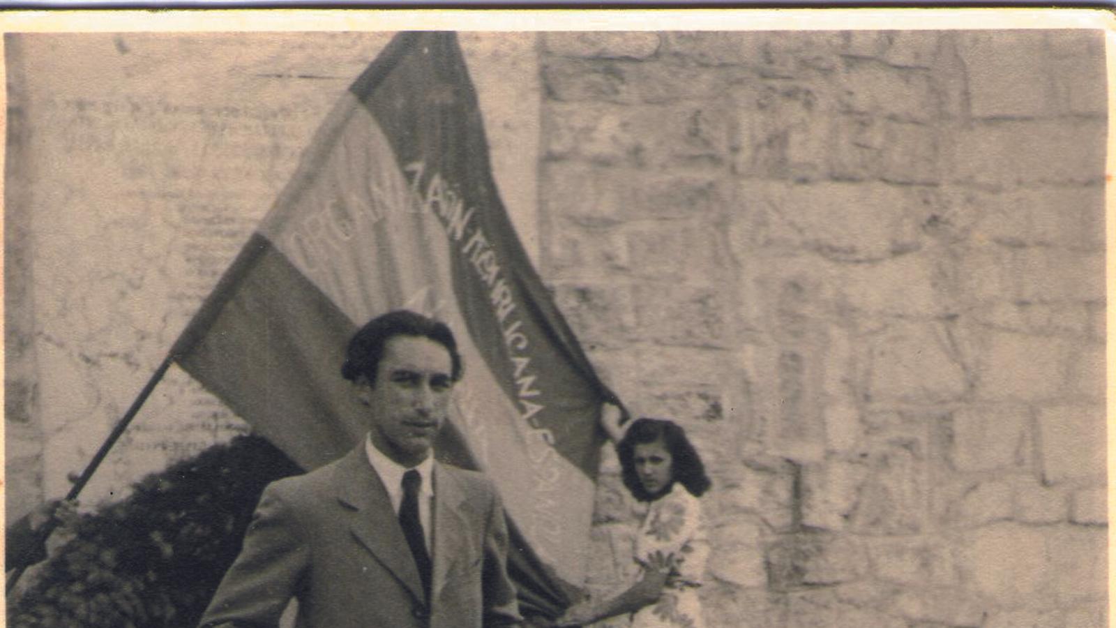 Orquín a Mauthausen, probablement el 1947, davant una bandera de l’Organització Republicana Espanyola d’Àustria / FAMÍLIA GRZONA-ORQUÍN