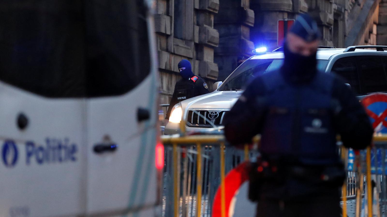 El comboi policial que trasllada Salah Abdeslam al Palau de Justícia de Brussel·les. / YVES HERMAN / REUTERS
