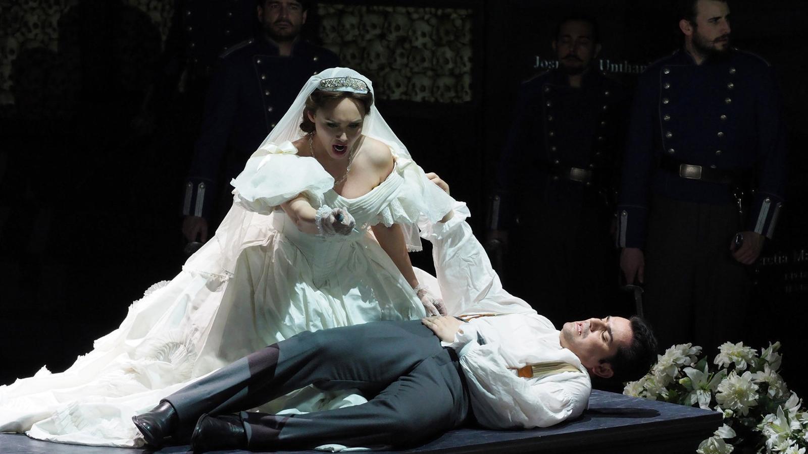 La soprano Aida Garifullina i el tenor albanès Saimir Pirgu en una escena de l’òpera Roméo et Juliette al Liceu. / A. BOFILL / GRAN TEATRE DEL LICEU