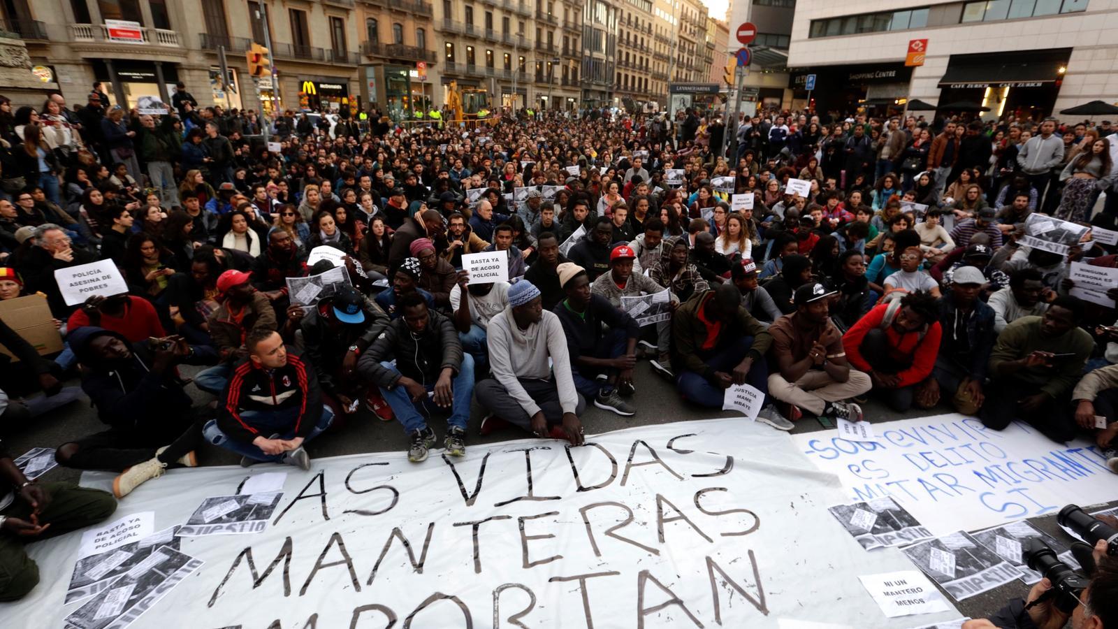Els manters de Barcelona es mobilitzen en solidaritat pel company mort a Madrid