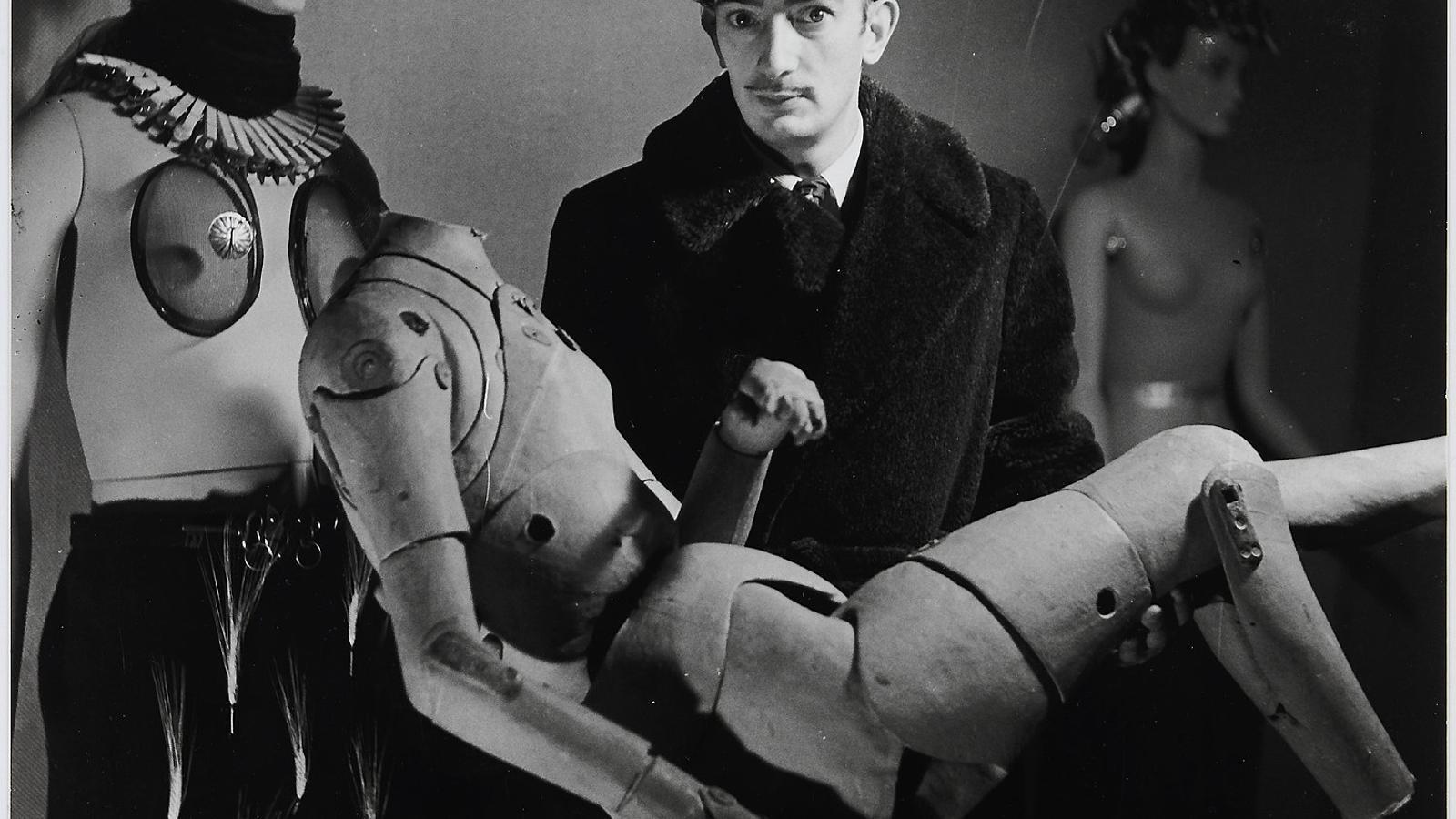 "Elles photographient Dali" - Dali et son mannequin a l’Exposition Internationale du Surrealisme (París, 1938). DENISE BELLON 
