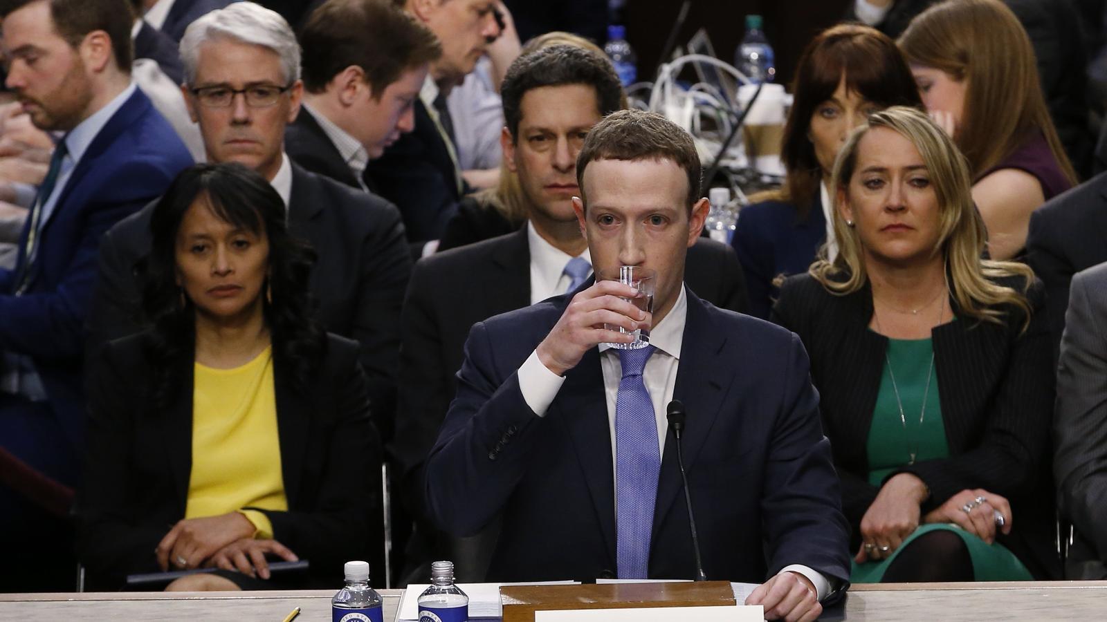 Zuckerberg beu aigua durant la seva compareixença al Senat. / ALEX BRANDON / REUTERS
