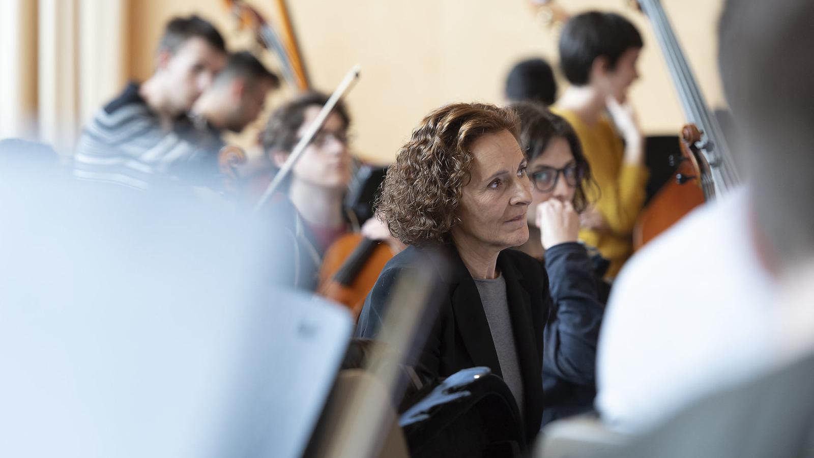 L’actriu Marta Angelat amb alguns dels músics de l’Orquestra Simfònica de l’Esmuc que interpreten La balena blava al TNC. / MAY ZIRCUS / TNC