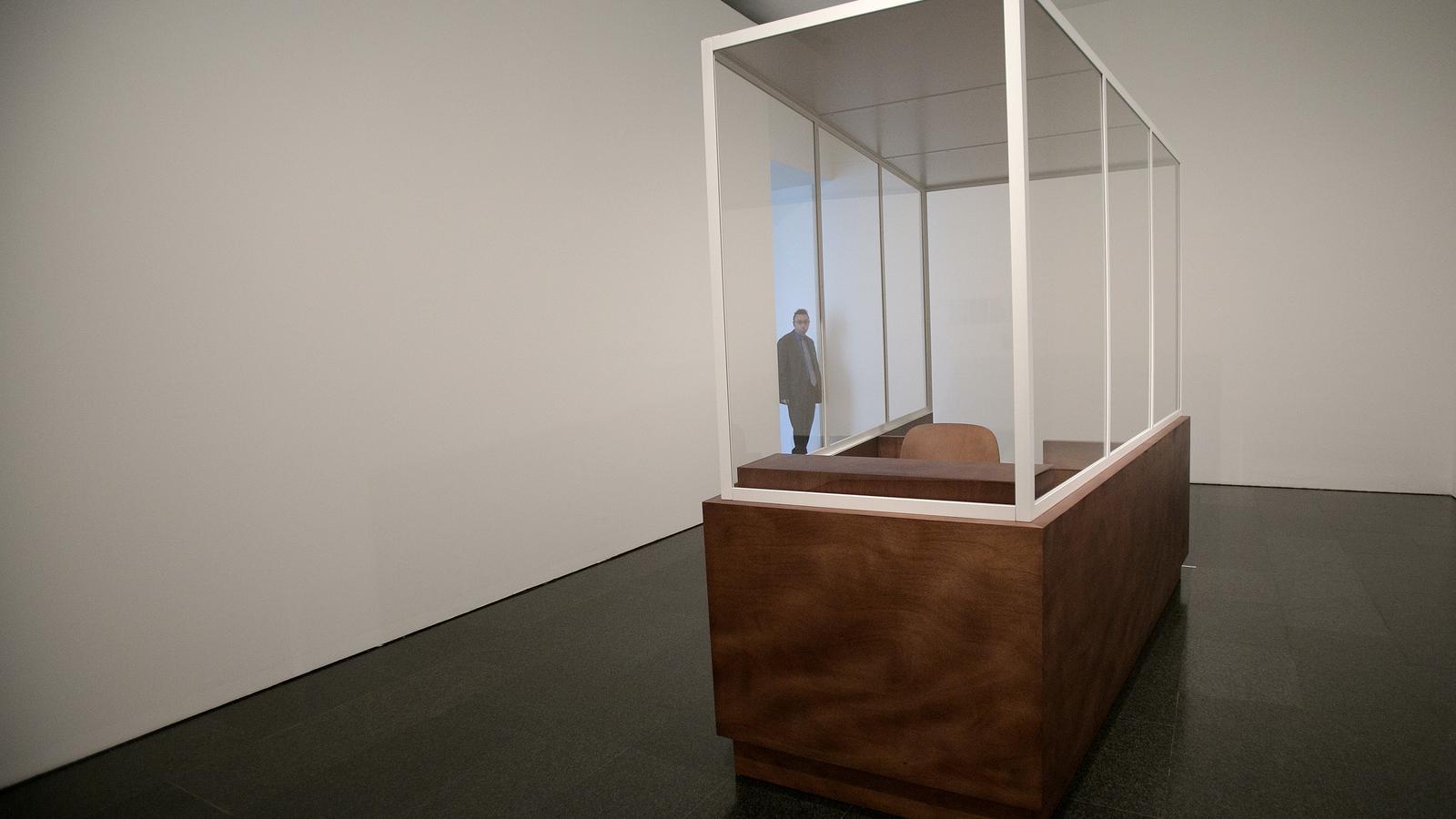 'Audiència pública', de Domènec, és una recreació de la cabina d'Eichmann als judicis de Nuremberg / PERE TORDERA