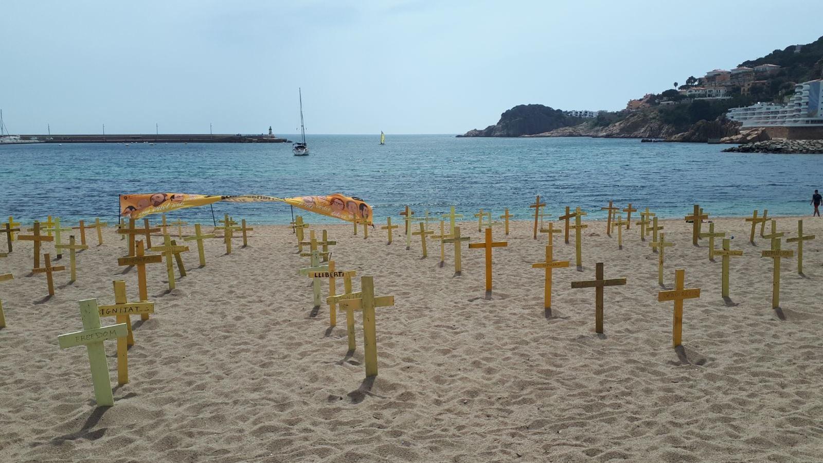 Resultat d'imatges de creus grogues platja
