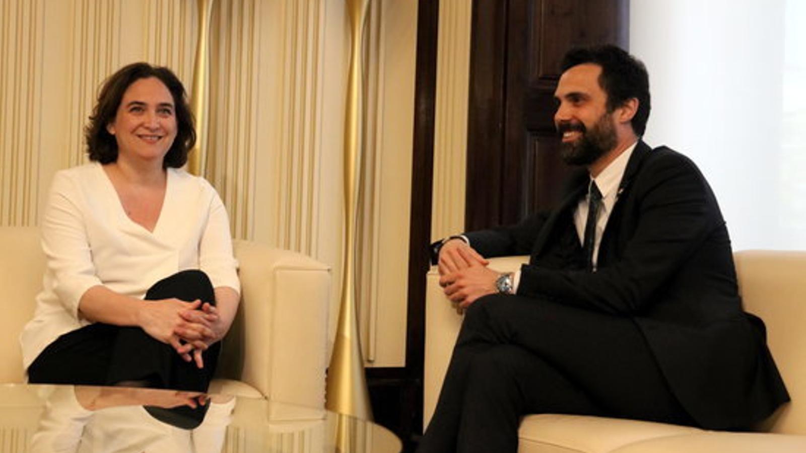 L'alcaldessa de Barcelona, Ada Colau, i el president del Parlament, Roger Torrent, al despatx d'audiències