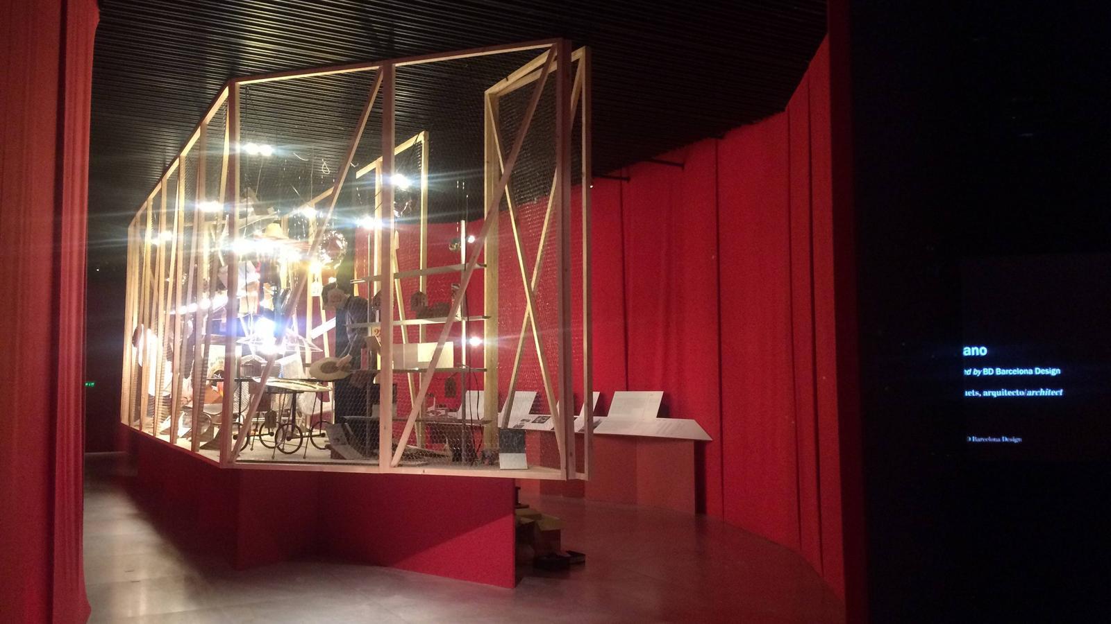 L'element principal de la mostra de Lluís Clotet com a guanyador del Premio Nacional d'arquitectura és una estructura que recorda un galliner i una barca / JAMLET
