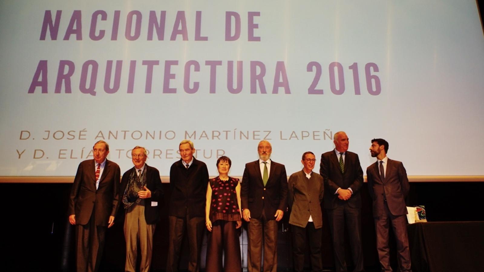 Foto de família dels guanyadors del Premio Nacional d'arquitectura / MINISTERI DE FOMENT