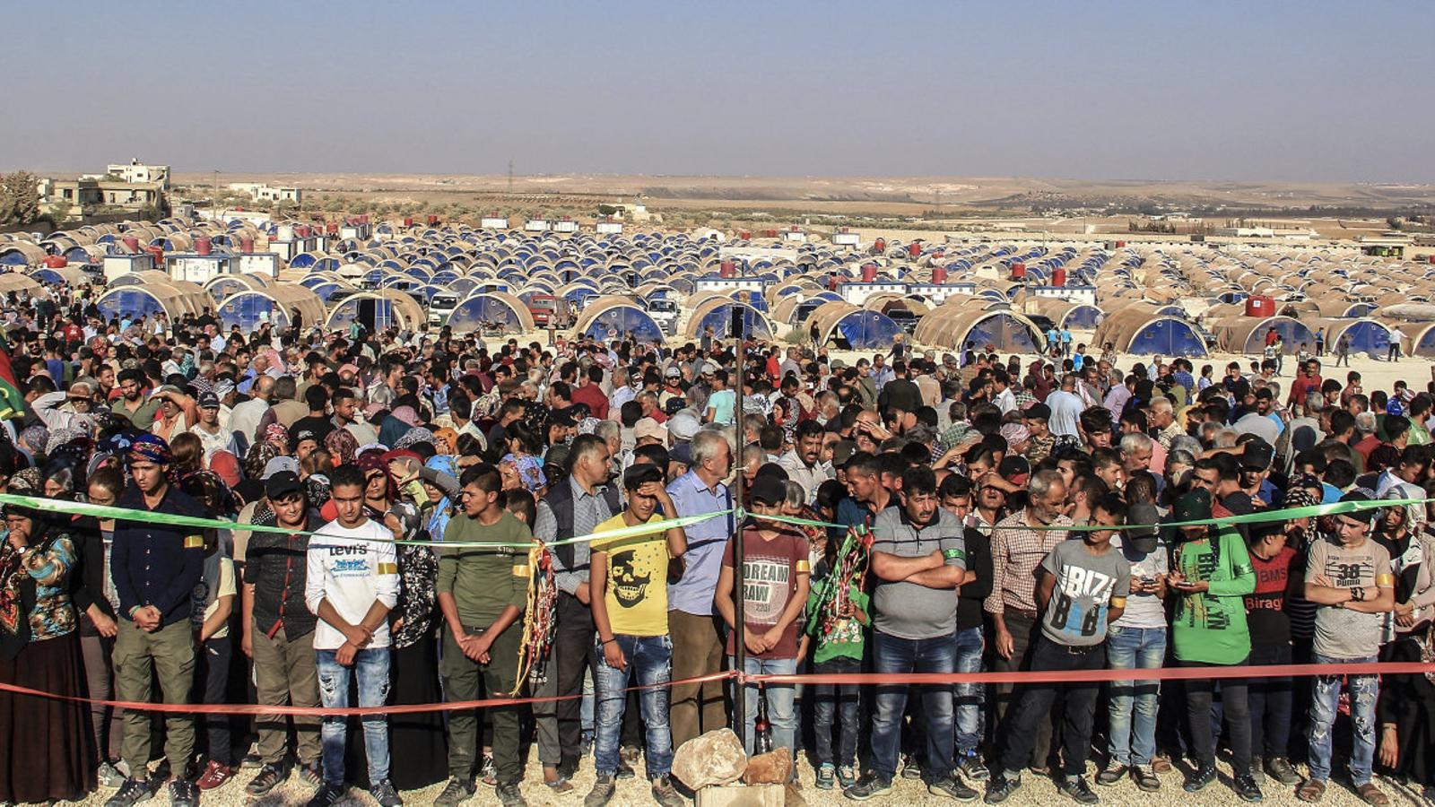 Centenars de desplaçats residents al camp de la Resistència participen en l’homenatge a milicians kurds caiguts en combat contra l’exèrcit turc. / D.MESEGUER