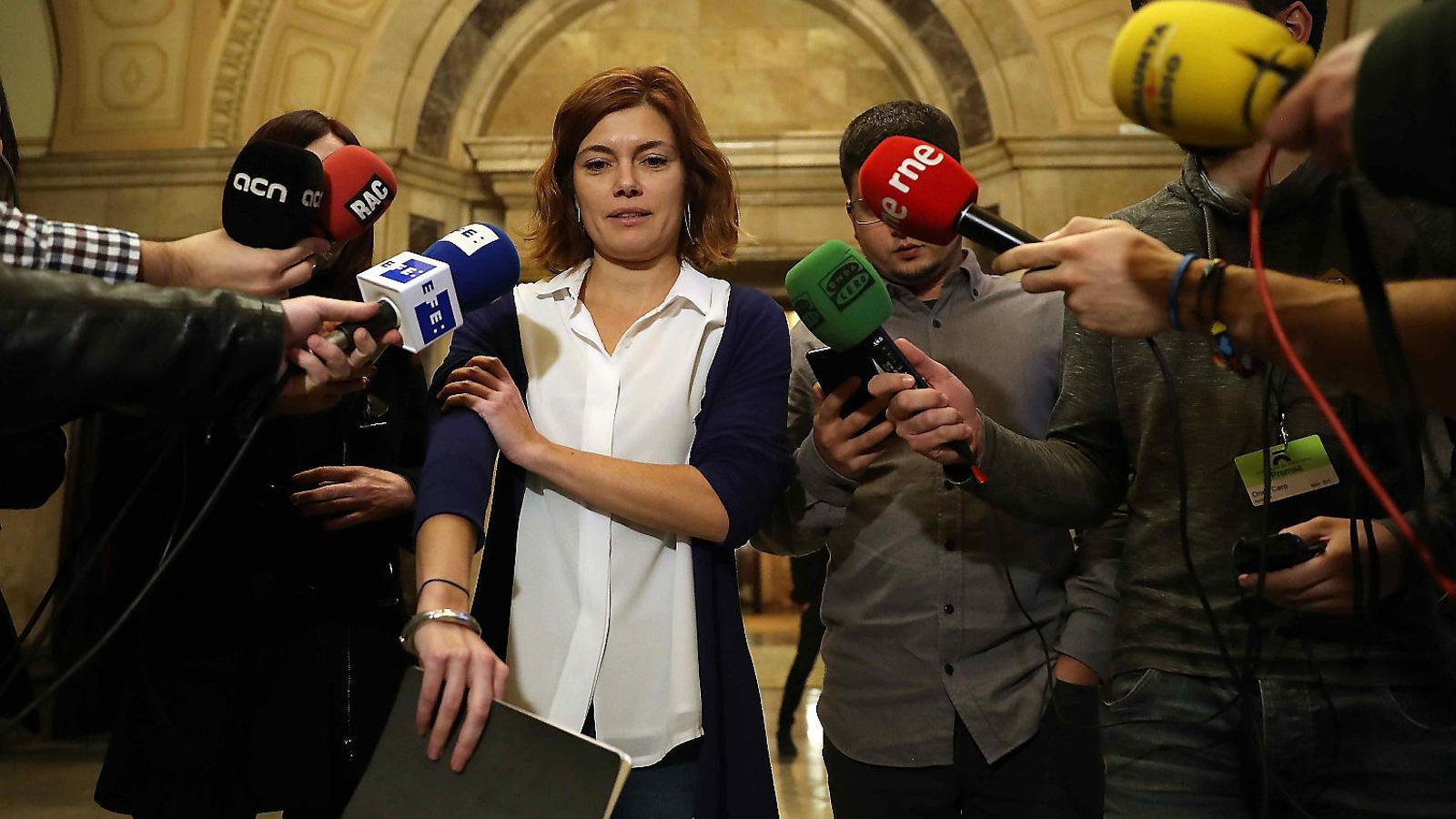 La portaveu de Catalunya en Comú Podem, Elisenda Alamany, atenent els mitjans al Parlament en una imatge d’arxiu. / T.ALBIR/EFE