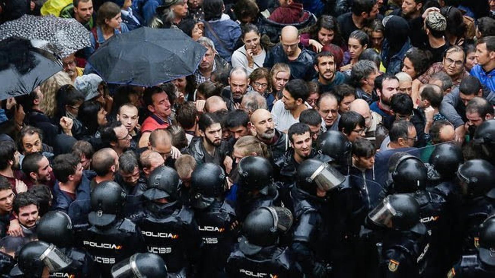 La policia espanyola justifica l’ús de pilotes de goma l’1-O per l’“odi extrem” dels votants