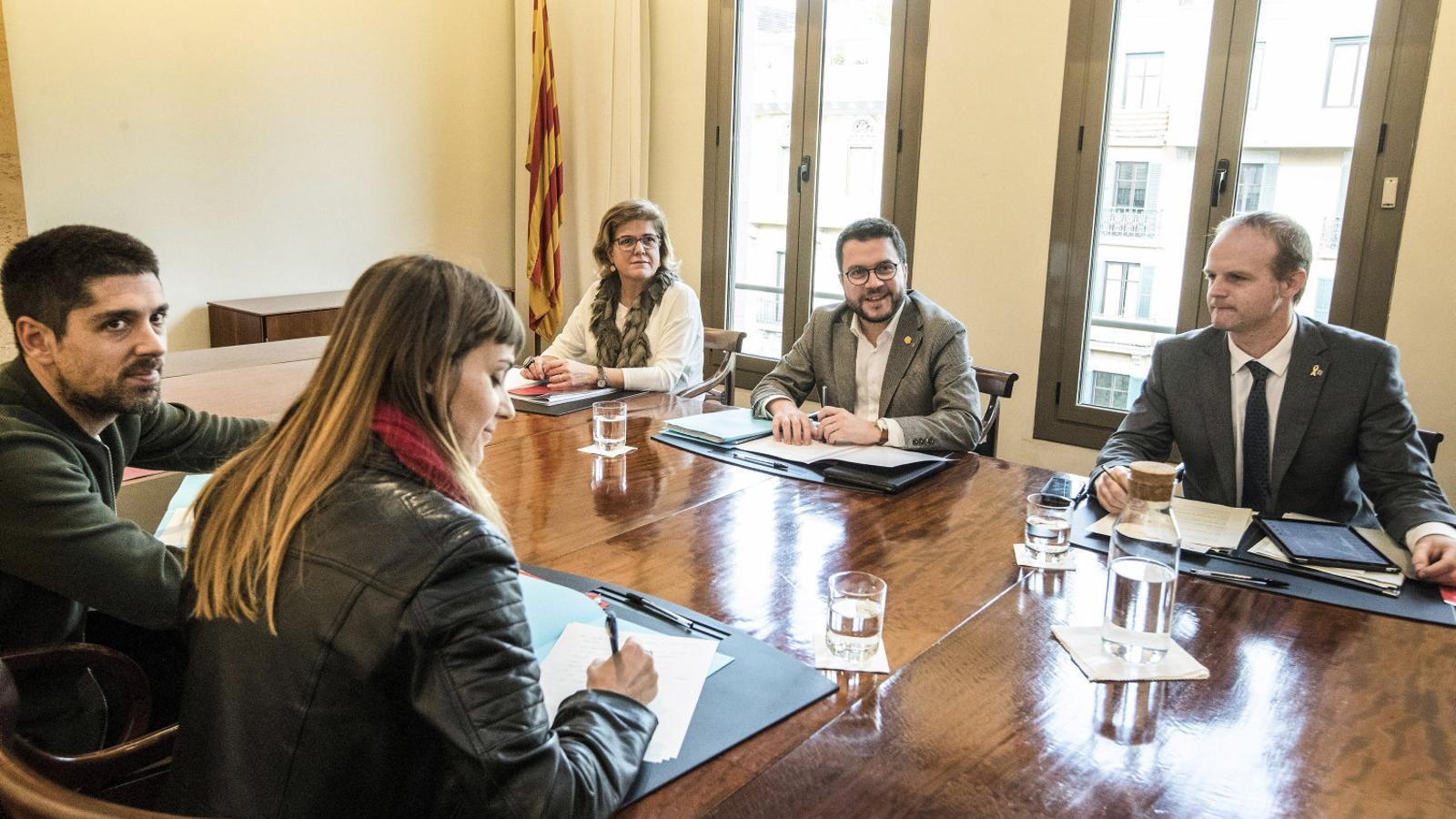 El vicepresident, Pere Aragonès, va encapçalar ahir la reunió de l’executiu amb els diputats dels comuns David Cid i Jéssica Albiach. / MARTA PÉREZ / EFE