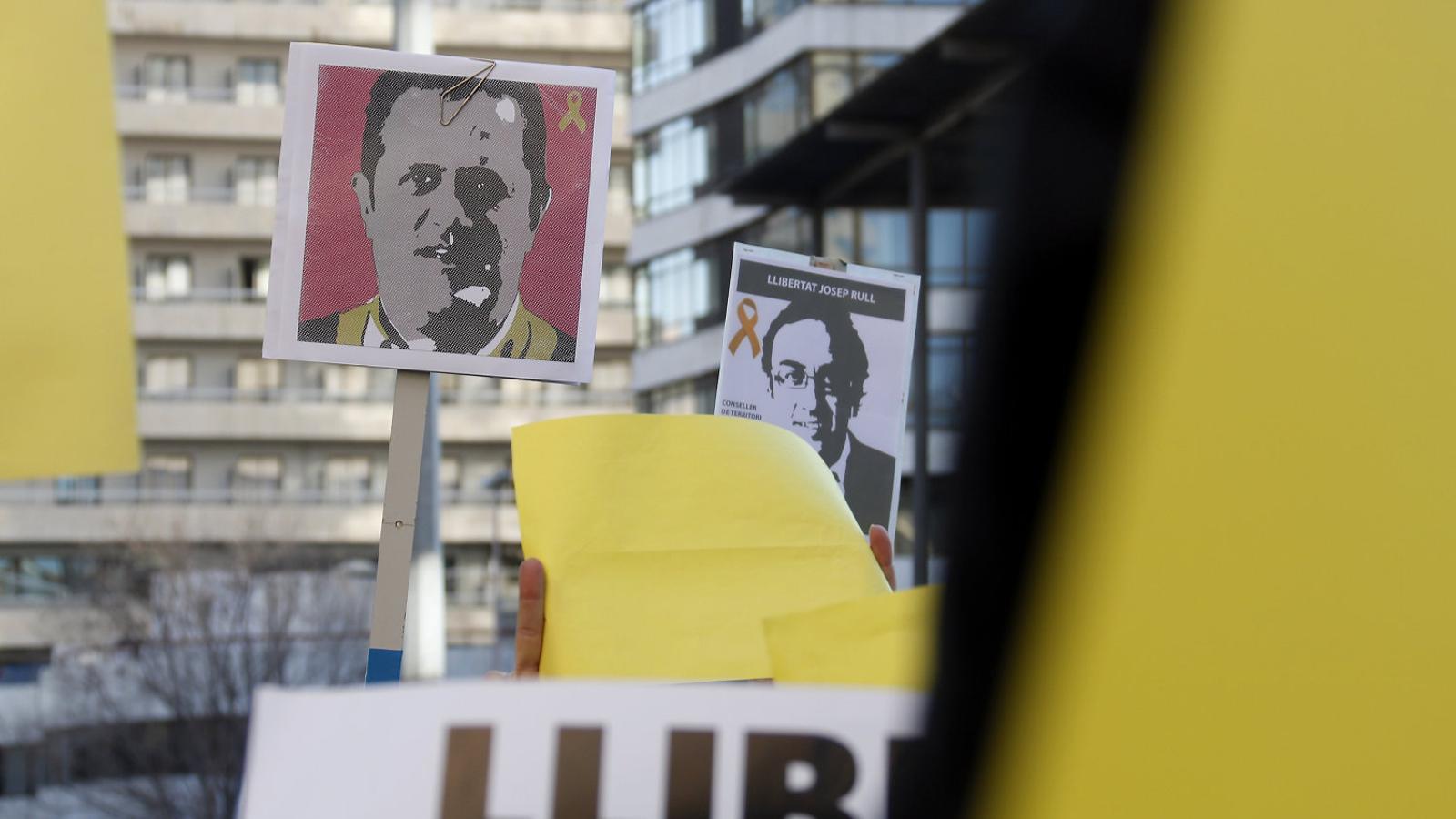 Cartells amb el rostre de Joaquim Forn i Josep Rull en una protesta dels treballadors del departament de Territori, dos dies després d’entrar a la presó d’Estremera. / ACN