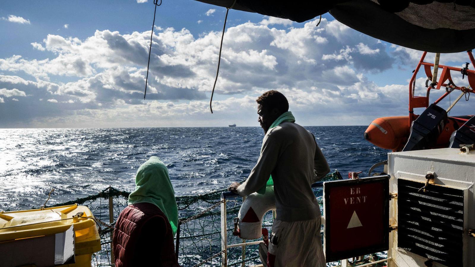La UE, incapaç de trobar un port per a 49 migrants rescatats