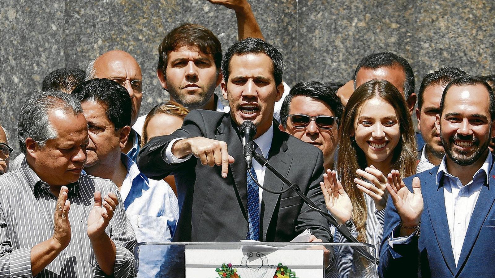 Juan Guaidó va reaparèixer ahir en una plaça de Caracas per fer una roda de premsa. / CARLOS GARCIA / REUTERS