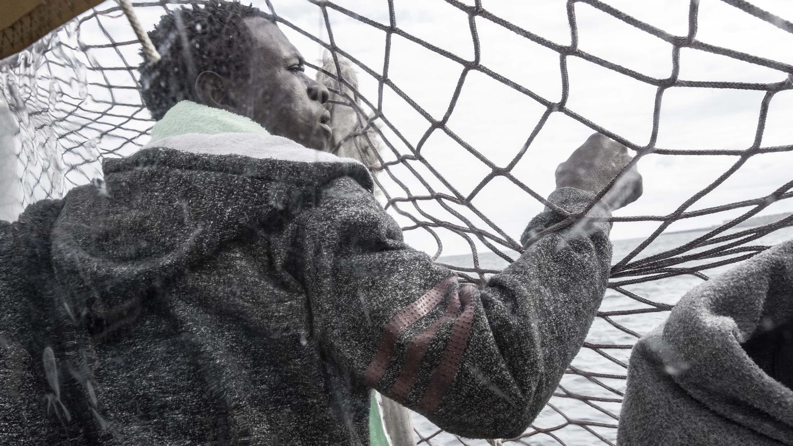 Un dels migrants rescatats mira a terra ferma. / Doug Kuntz / Sea-Watch