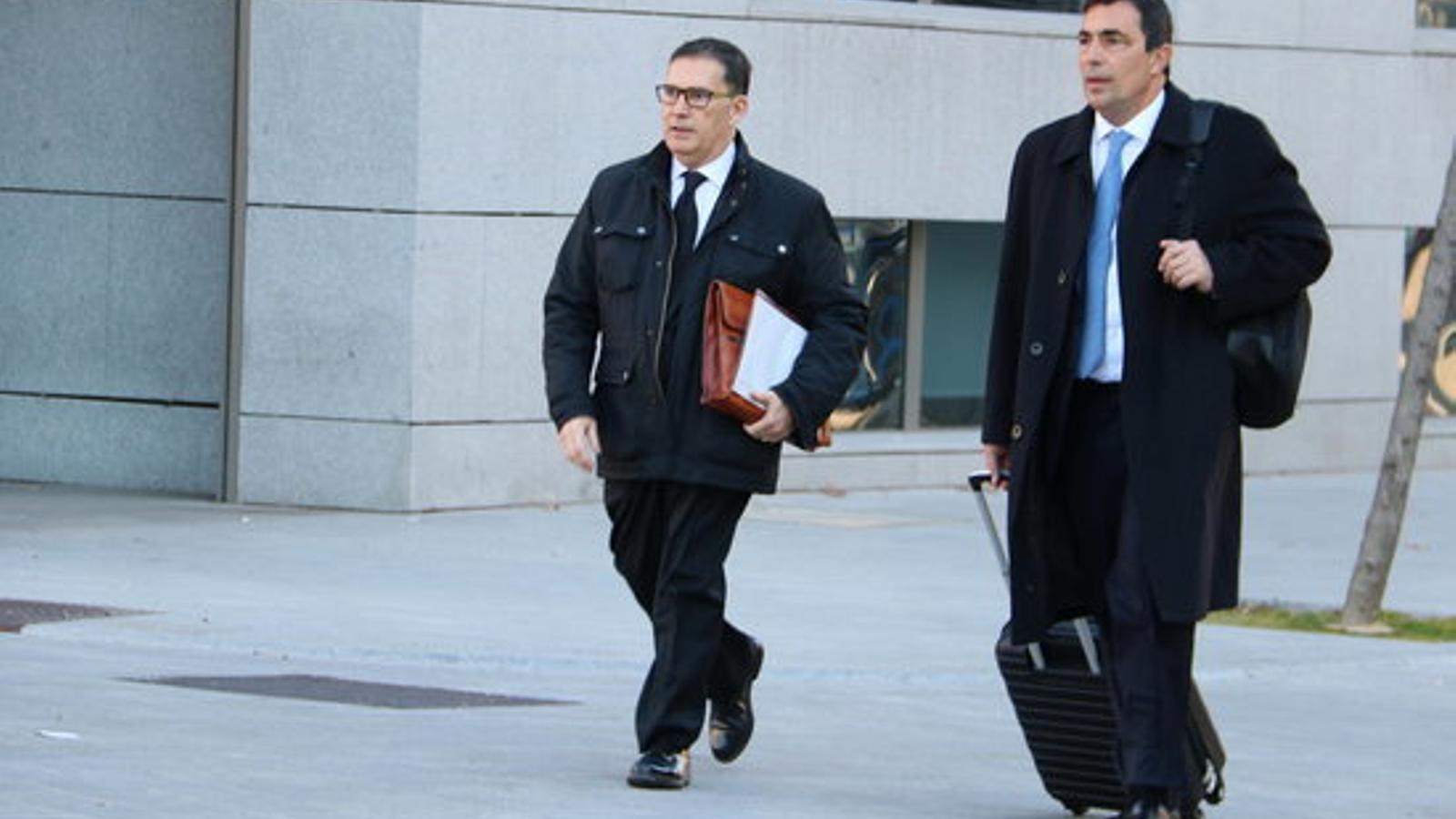 L'exdirector general dels Mossos Pere Soler i l'advocat Jaume Alonso-Cuevillas, arribant a l'Audiència Nacional / TANIA TAPIA / ACN
