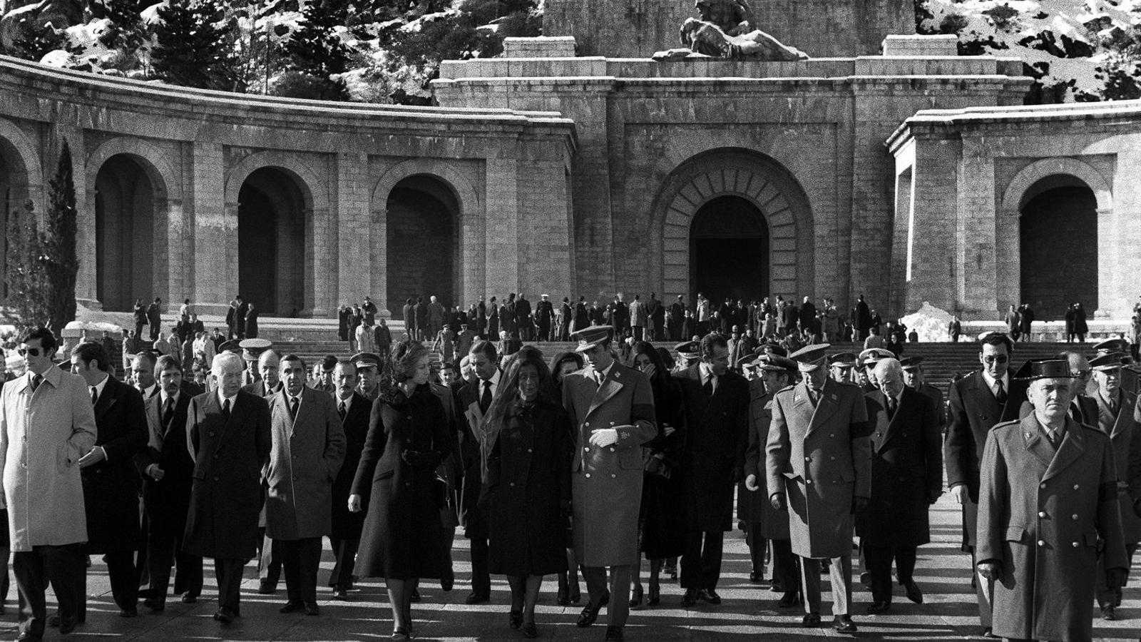 Els reis d’Espanya acompanyant Carmen Polo de Franco a la sortida d’una missa dedicada al dictador al Valle de los Caídos el 20 de desembre del 1975. / EFE