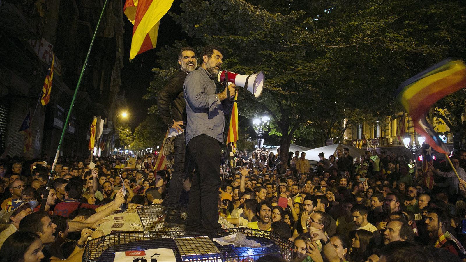 Jordi Sànchez i Jordi Cuixart enfilats al cotxe de la Guàrdia Civil el 20-S.