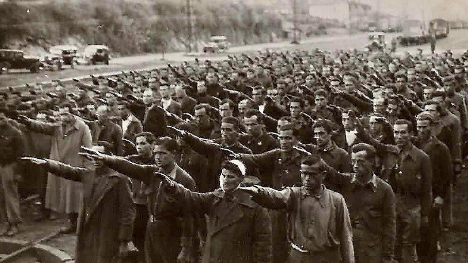 Presoners fent la salutació feixista al camp de concentració d’Irun. / BIBLIOTECA NACIONAL DE ESPAÑA