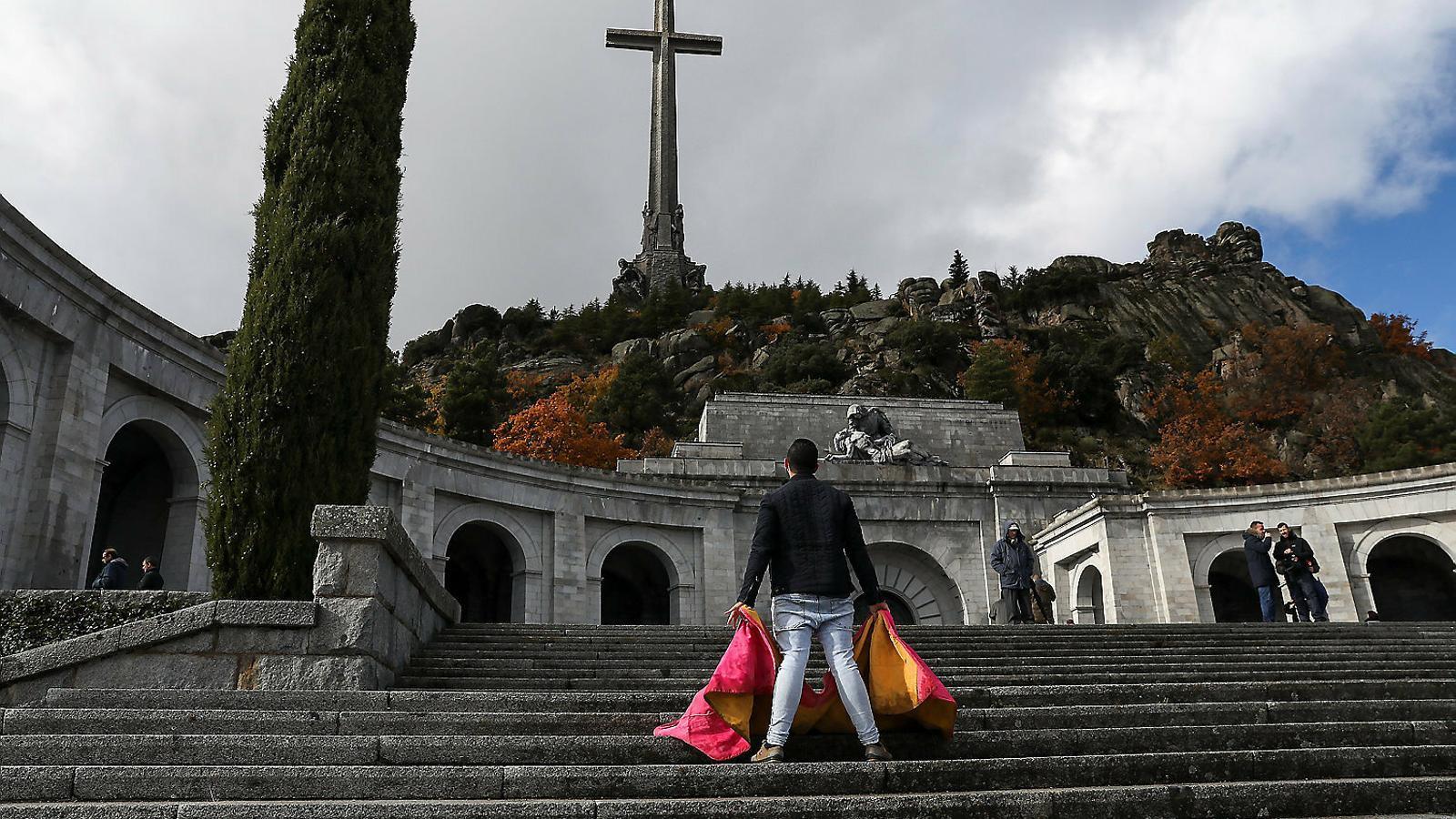 Un home amb una capa de torero el novembre passat al Valle de los Caídos. / S. VERA/ EFE