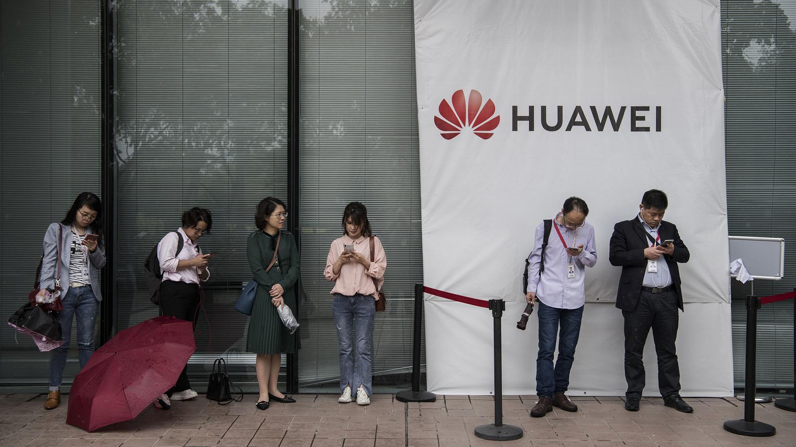 Treballadors de Huawei en una de les seves plantes a la Xina / Kevin Frayer/ Getty