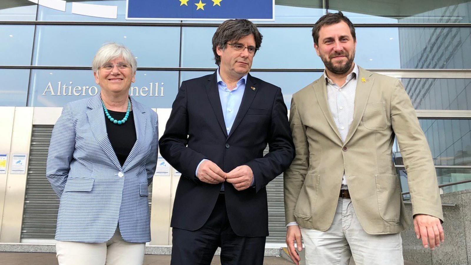 Carles Puigdemont with Clara Ponsatí and Toni Comín. / J. M.