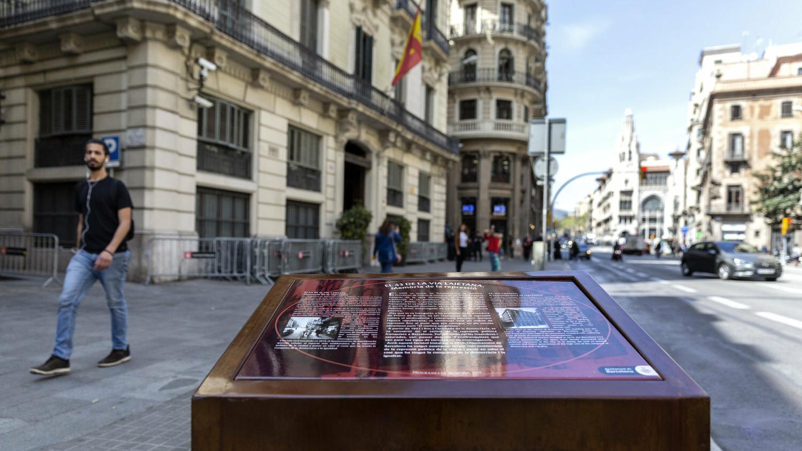 La placa que recorda les tortures a la Via Laietana i que ha estat atacada diverses vegades / DANI RÍOS
