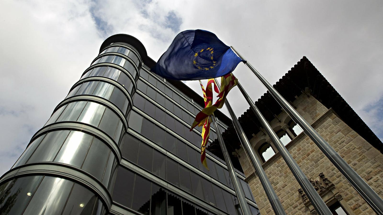 La façana de l’edifici de la Diputació de Barcelona, a la Rambla de Catalunya. / FRANCESC MELCION