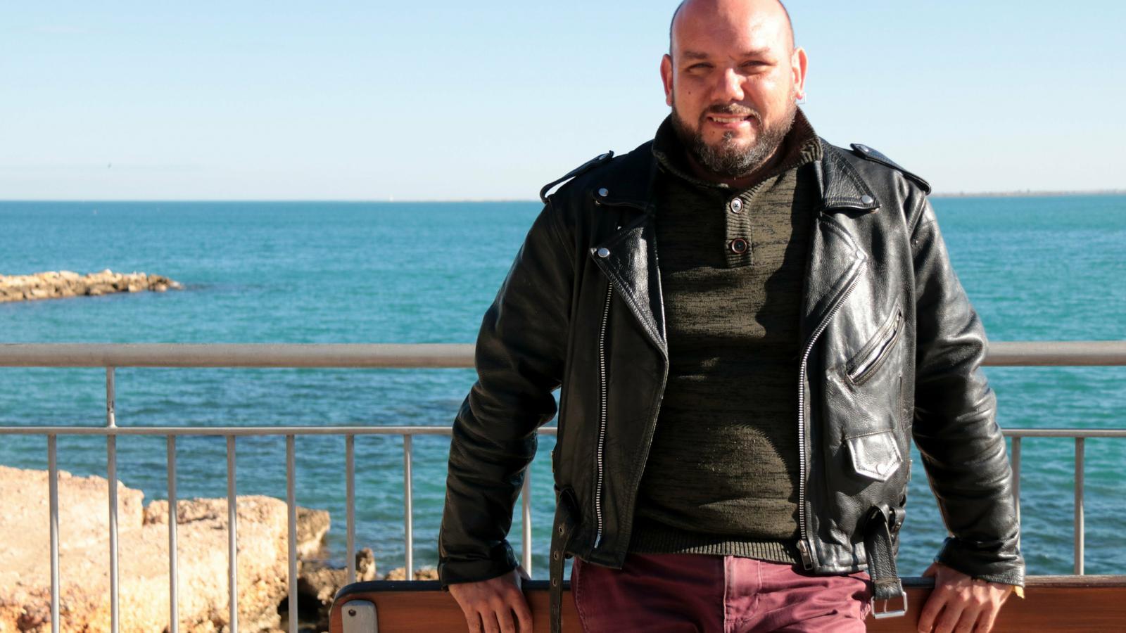 El realitzador ebrenc Mario Pons amb el mar Mediterrani de fons / ACN