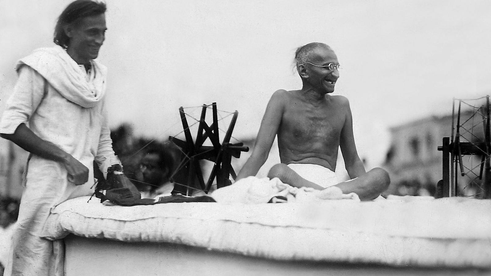 Gandhi, teòric de l’acció cívica i practicant de la ciutadania dissident, en una famosa fotografia del 1928. / GETTY